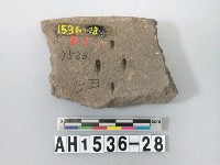 藏品(灰褐色粗砂陶器殘件)的圖片